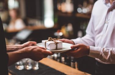 Jaki produkt w saszetkach warto podać jako gratis dla klienta razem z rachunkiem w restauracji?